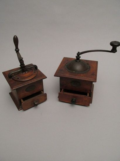 null PEUGEOT Frères

Deux moulins à café en bois et métal

Vers 1850