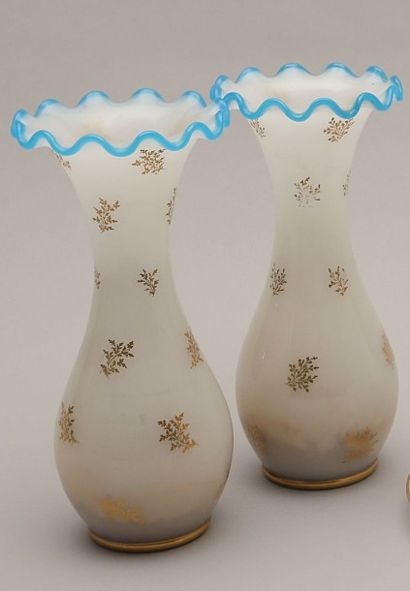 null Paire de vases en opaline blanche «pâte

de riz» à décor de feuillages en rehauts...
