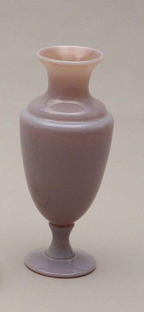 null Vase de forme balustre en opaline

«hortensia» posant sur un piédouche, le col

évasé.

Début...