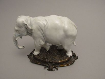 null Éléphant en porcelaine blanche monté sur

un socle de bronze à décor de coquilles.

(une...