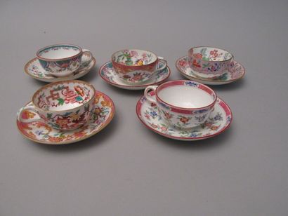 null MINTON

Cinq tasses à thé et leurs sous-tasses en

porcelaine anglaise à décor...