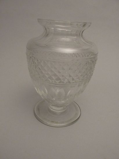 null Vase de forme balustre en cristal taillé à

décor de damiers et feuilles.

Haut....