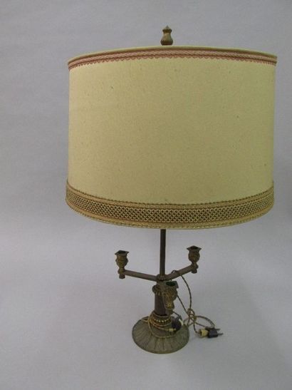 null Lampe bouillotte en bronze posant

sur une base ronde, le fût central cannelé

soutenant...