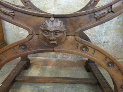null Paire de fauteuils curules dit Dagobert en

bois naturel mouluré et sculpté,...