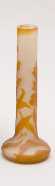 null GALLE

Vase soliflore en verre doublé de couleur

orangé

Signé

Haut. : 33,5...