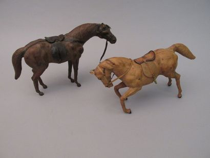 null Deux chevaux en carton mâché recouvert

de cuir. XXème siècle

Haut. : 27 cm...