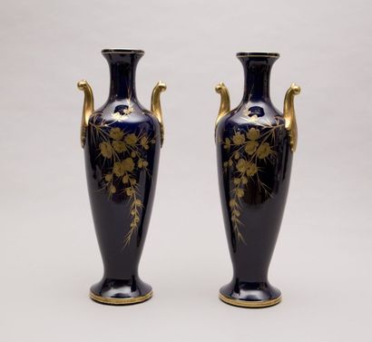 null TOURS - Manufacture Jaget et Pinon

Paire de vases en porcelaine bleu à décor...