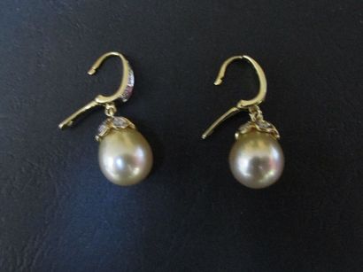  Paire de pendants d’oreille en or jaune en 
arcade, ourlés de brillants, une perle...