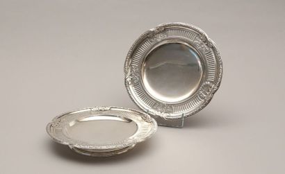 null Paire d’assiettes montées en argent,

posant sur un piédouche, la bordure ornée

de...