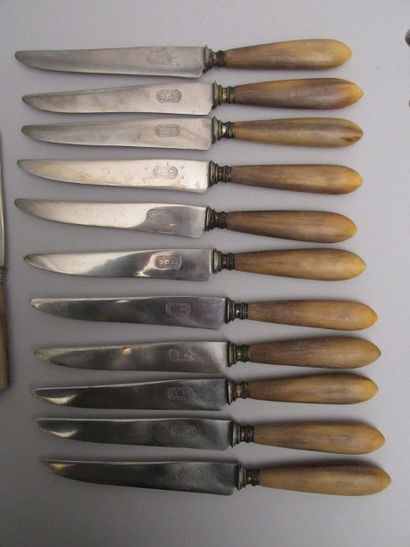 null Lot comprenant douze couteaux de table

et douze couteaux à dessert, les manches...