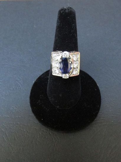 null Bague en or gris, ornée d’un saphir ovale,

dans un épaulement en barrette,...