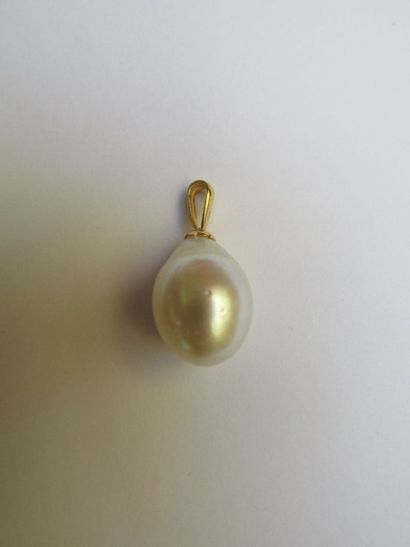 null Pendentif en or jaune, orné d’une perle de

culture de Tahiti de 8,5 mm.

Poids...