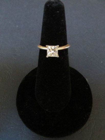 null Bague en platine, sertie d’un diamant

solitaire de taille princesse estimé...