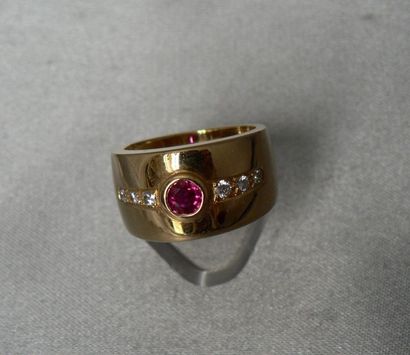 null Bague en or jaune, sertie d'un rubis encadré d'une ligne de brillants.

Poids...