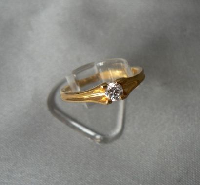 null Bague en or jaune, ornée d'un brillant solitaire.

Poids brut 2,90 g