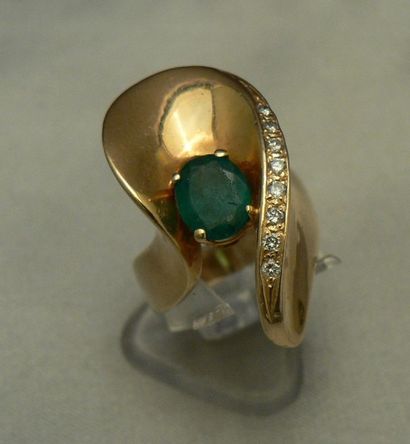 null Bague mouvementée en or jaune, sertie d'une émeraude ovale et d'une ligne de...