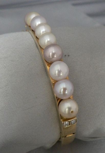 null Bracelet rigide, ouvrant, en or jaune, orné de perles de culture d'eau douce...