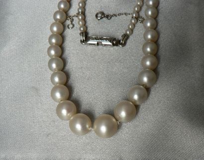 null Collier, composé de 28 perles fines, en chute, de 6,63 à 2,86 mm et de 107 perles...