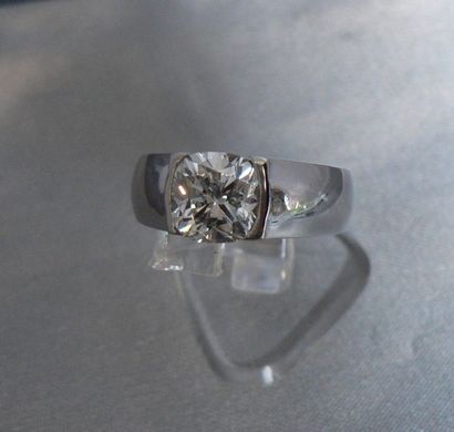 null Bague sertie d'un diamant coussin de 2,07 carats, certifié par le LABORATOIRE...