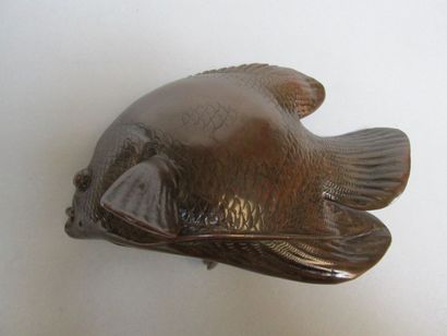 null JAPON

Sculpture en bronze à patine médaille en forme

de poisson

Cachet au...