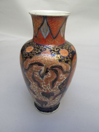 null JAPON

Vase de forme balustre en porcelaine à décor

rouge, bleu et or dit Imari...