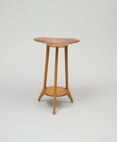 null MAJORELLE Louis (1859-1926)

Table à thé à deux plateaux posant sur trois

montants...