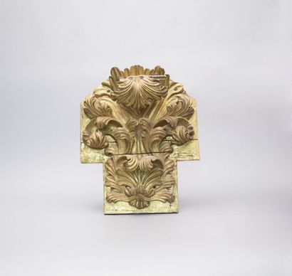 null Élément décoratif en bois sculpté et

doré à décor de larges feuilles d’acanthe...