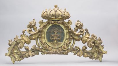 null Élément décoratif en bois sculpté et

doré, il présente en son centre un médaillon

orné...