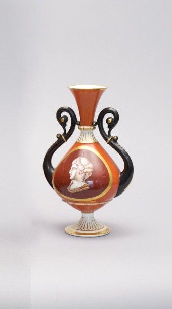 null BURSLEM - Angleterre

Vase de forme gourde posant sur un socle

piédouche ,...