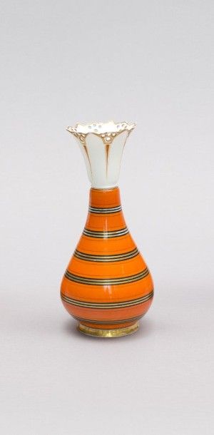 null BURSLEM - Angleterre

Vase de forme oblongue en porcelaine à décor

de frise...