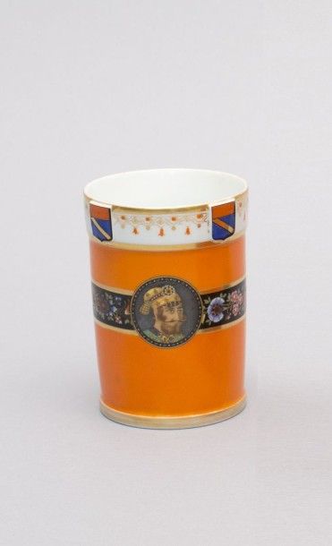 null BURSLEM - Angleterre

Pot de forme rouleau en porcelaine à fond

orange, la...