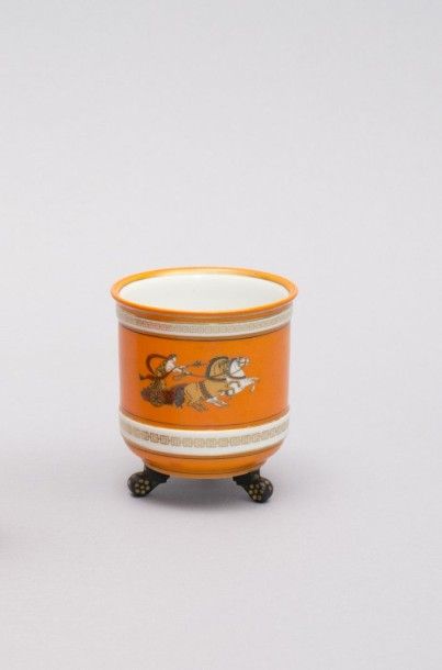 null BURSLEM - Angleterre

Pot et son présentoir en porcelaine orange et

filet de...