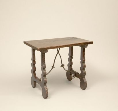 null Table en bois naturel, le plateau de forme

rectangulaire posant sur quatre...