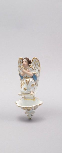 null Bénitier en porcelaine à décor

polychrome et rehauts dorés figurant

l’archange...