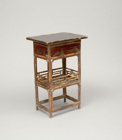 null Table d’appoint en bambou et bois laqué

rouge à décor pyrogravé de paysages....