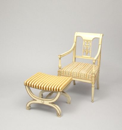 null Tabouret en bois mouluré, laqué beige et

rehauts d’or, l’assise de forme rectangulaire

repose...