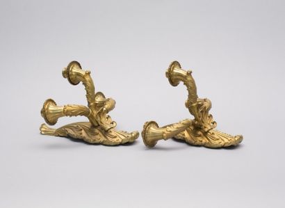 null Paire d’appliques en bronze doré à

trois bras de lumière à décor de cornes

d’abondance...