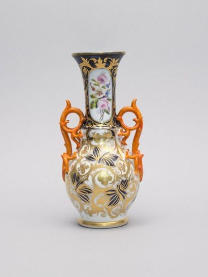 null BAYEUX

Vase en porcelaine de forme balustre à décor

de papillons dans un entourage...