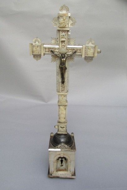 null Christ en bronze sur une croix en nacre,

la croix à décor de rinceaux ajourés...