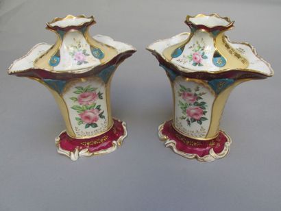 null PARIS

Paire de vases cornet en porcelaine figurant

une corolle à décor de...