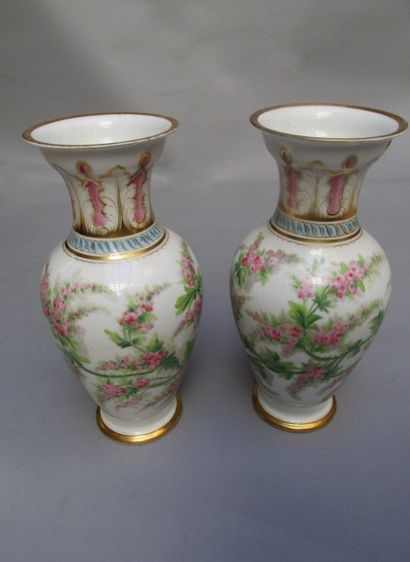 null Paire de vases en porcelaine blanche de

forme balustre, la panse à décor polychrome

de...