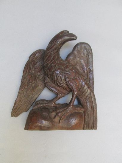 null Aigle aux ailes dépoloyées posant sur un

tertre en bois sculpté

XIXème siècle

Haut....