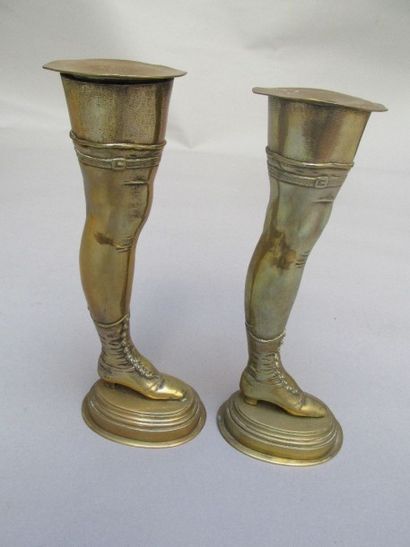 null Paire de bougeoirs en bronze figurant des

jambes chaussées

XIXème siècle

Haut....