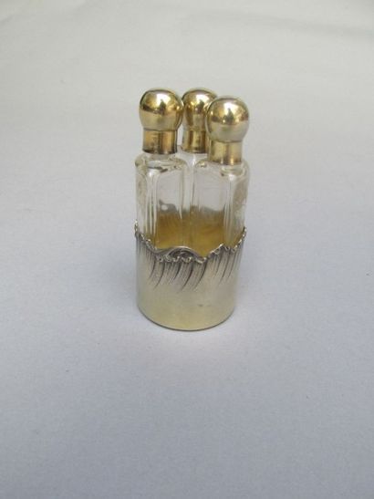 null Trois flacons à parfum et leurs supports

en cristal taillé, monture en argent...