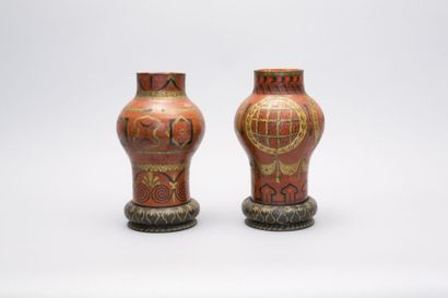 null Deux vases en terre cuite de forme

balustre à décor dans les tons de rouge,...