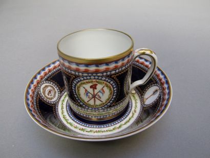 null RAYNAUD & Cie - LIMOGES

Tasse à café et sa sous-tasse en porcelaine

à décor...