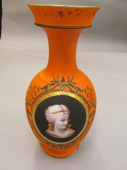 null BURSLEM - Angleterre

Vase de forme balustre en porcelaine orangée

à décor...