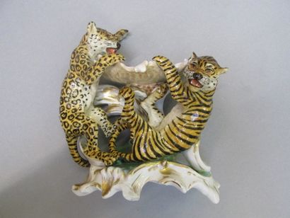 null PARIS

Sculpture en porcelaine à décor polychrome

figurant deux tigres s’agrippant...