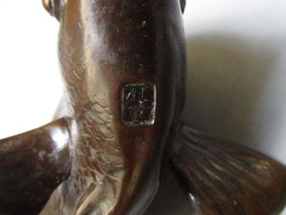 null JAPON

Sculpture en bronze à patine médaille en forme

de poisson

Cachet au...