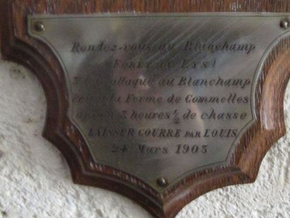 null Pied d’honneur de cerf (CH) sur plaque

de métal portant l’inscription: Rendez...